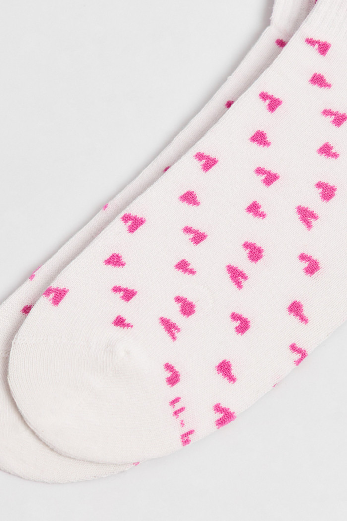 Medias cremas claras cortas con diseños de corazones