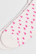 Medias cremas claras cortas con diseños de corazones