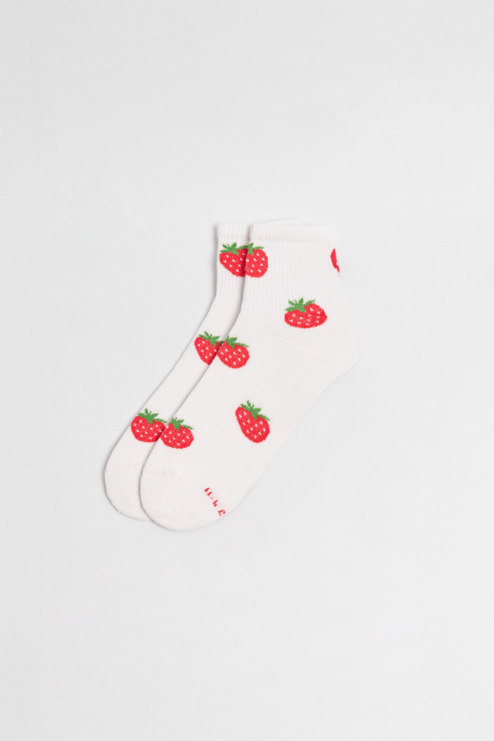 Medias cortas cremas claras con diseños de fresas