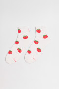Medias cortas cremas claras con diseños de fresas