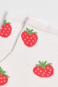 Medias cortas cremas claras con diseños de fresas