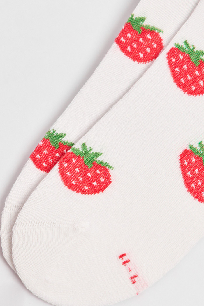 Medias cortas cremas claras con diseños de fresas