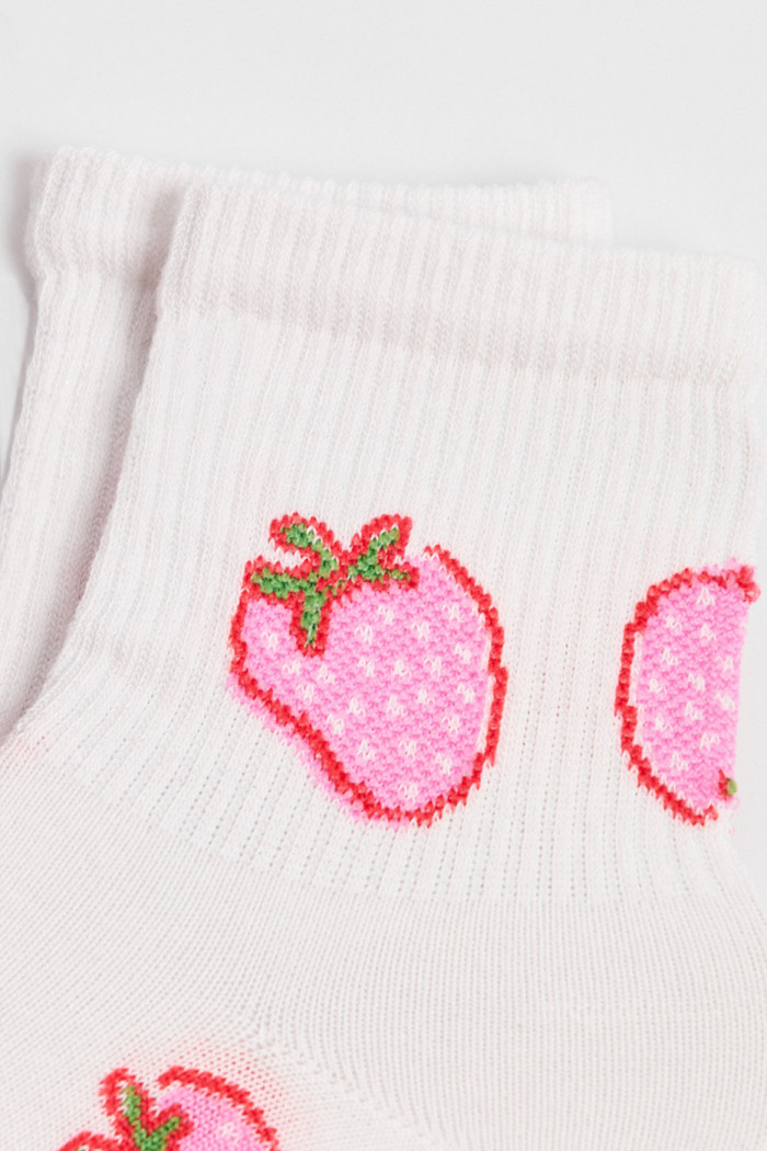 Medias cremas claras cortas con diseños de frutas