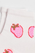 Medias cremas claras cortas con diseños de frutas