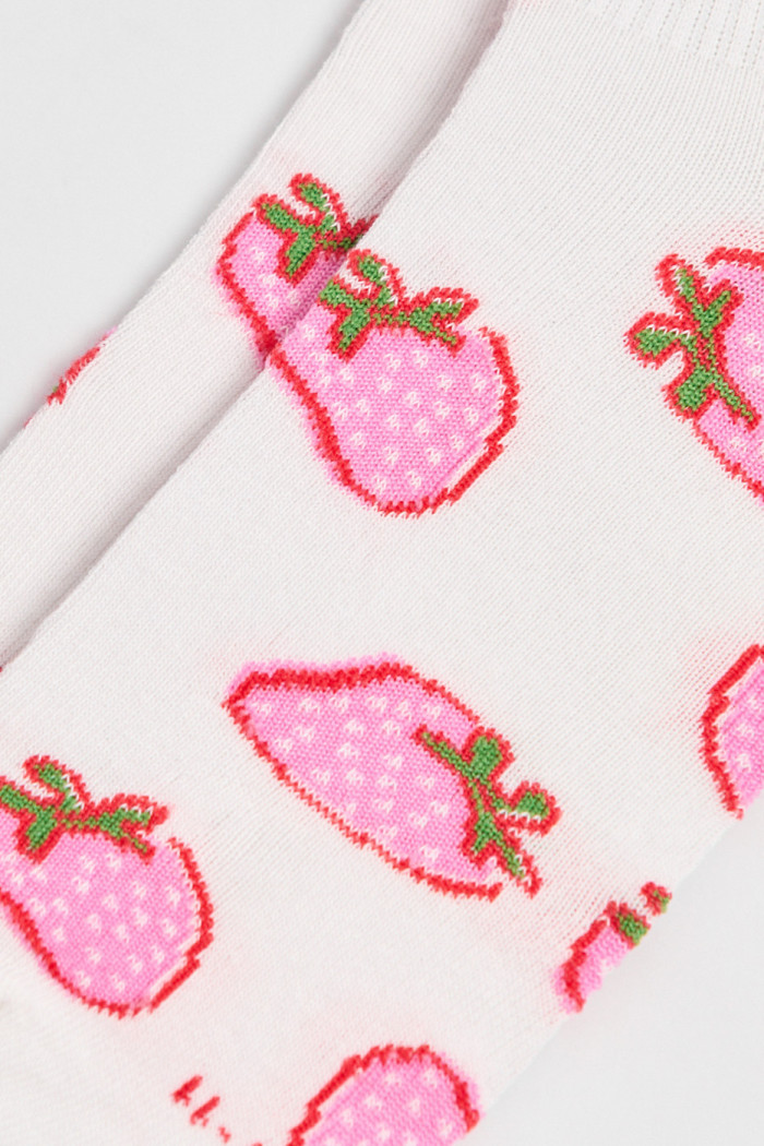 Medias cremas claras cortas con diseños de frutas