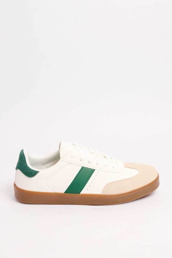 Tenis cremas casuales con contrastes verdes y perforaciones