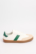 Tenis cremas casuales con contrastes verdes y perforaciones