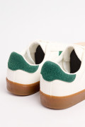 Tenis cremas casuales con contrastes verdes y perforaciones