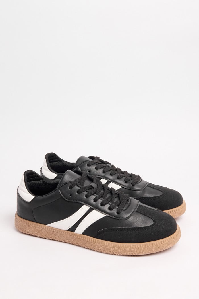Tenis unicolores casuales con suelas planas y cordones