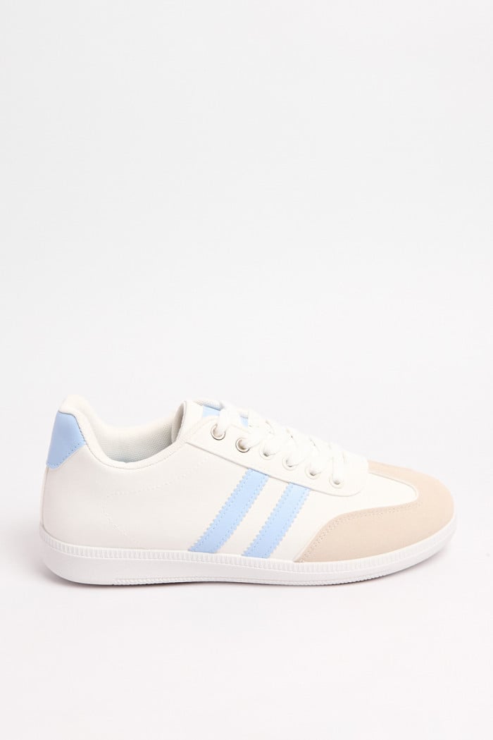 Tenis casuales blancos con cordones y contrastes azules