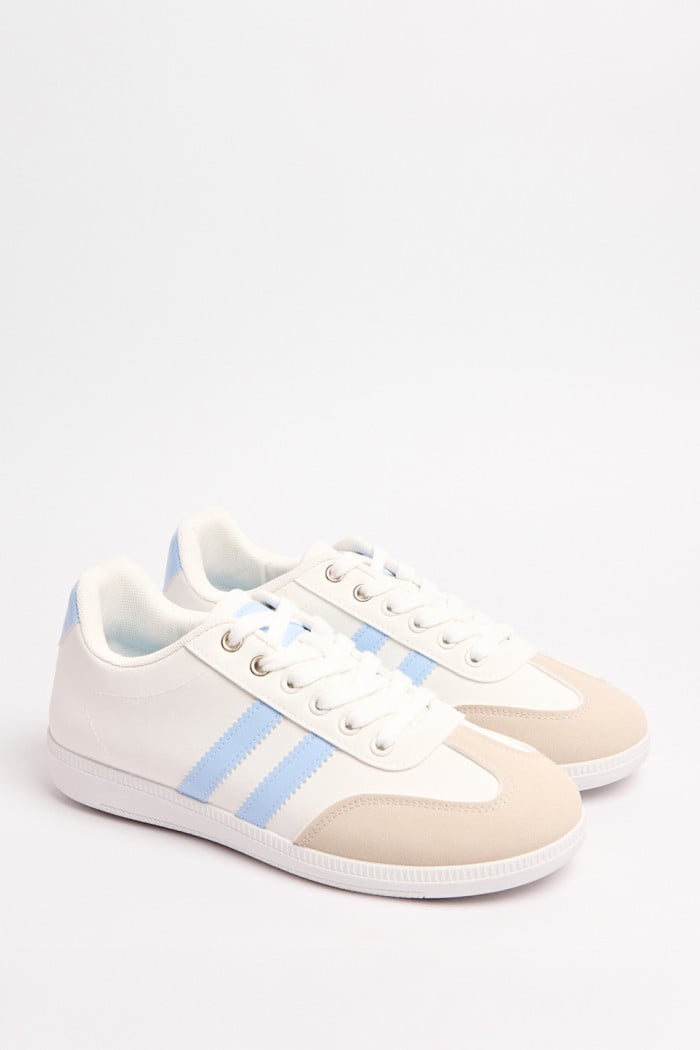 Tenis casuales blancos con cordones y contrastes azules