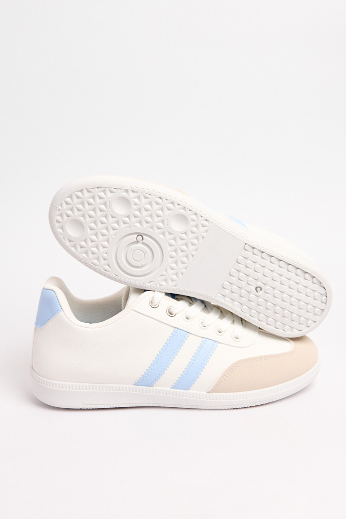 Tenis casuales blancos con cordones y contrastes azules
