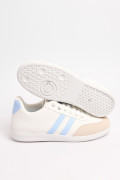 Tenis casuales blancos con cordones y contrastes azules