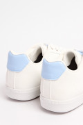 Tenis casuales blancos con cordones y contrastes azules
