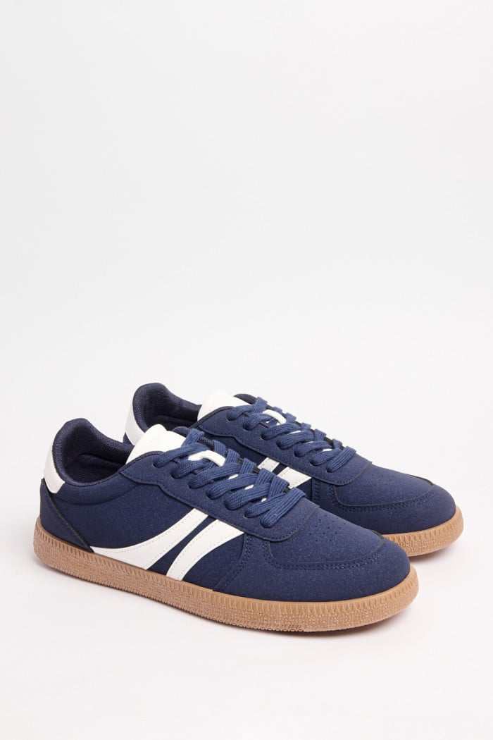 Tenis casuales unicolores con suelas planas en relieve
