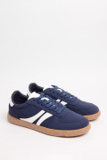 Tenis casuales unicolores con suelas planas en relieve
