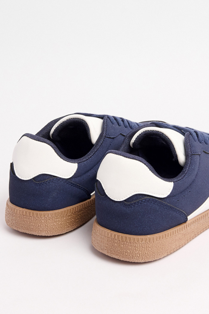 Tenis casuales unicolores con suelas planas en relieve