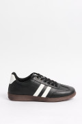 Tenis negros casuales con contrastes blancos localizados