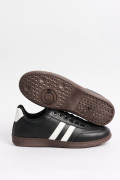 Tenis negros casuales con contrastes blancos localizados