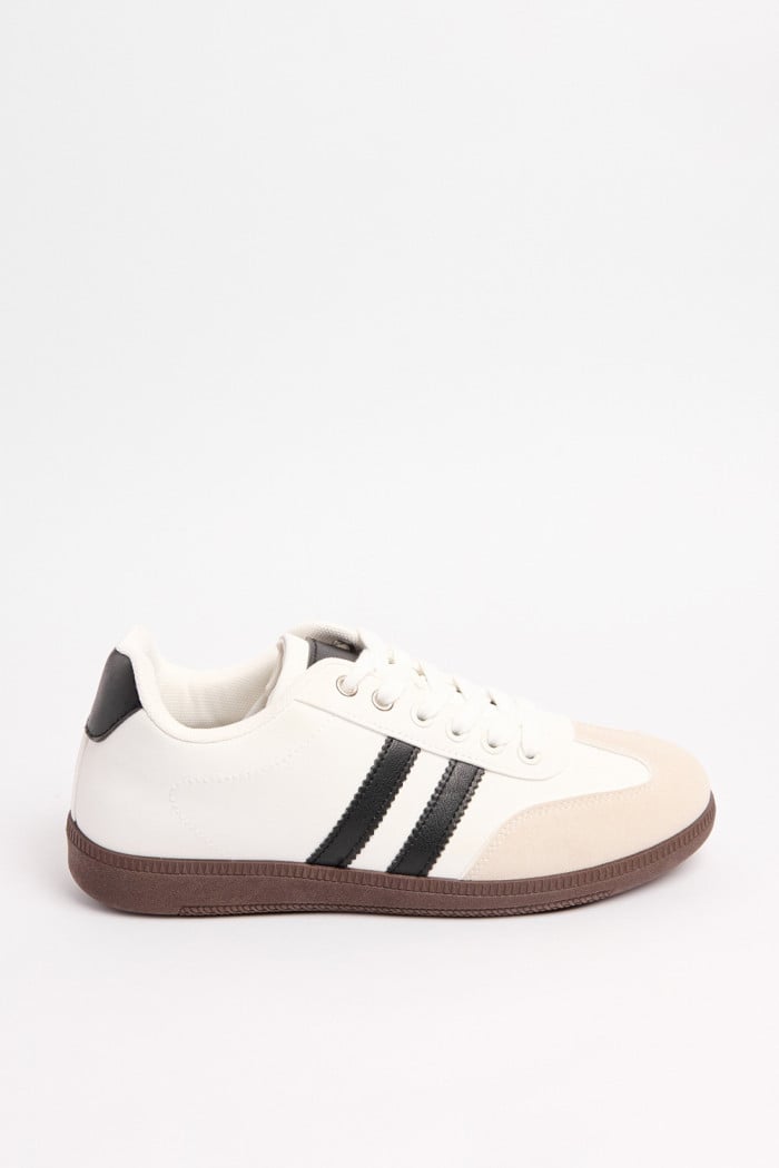 Tenis blancos casuales con contrastes negros y cortes
