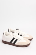 Tenis blancos casuales con contrastes negros y cortes