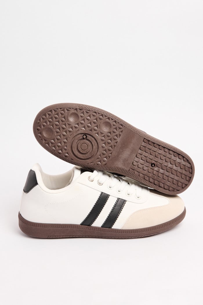 Tenis blancos casuales con contrastes negros y cortes