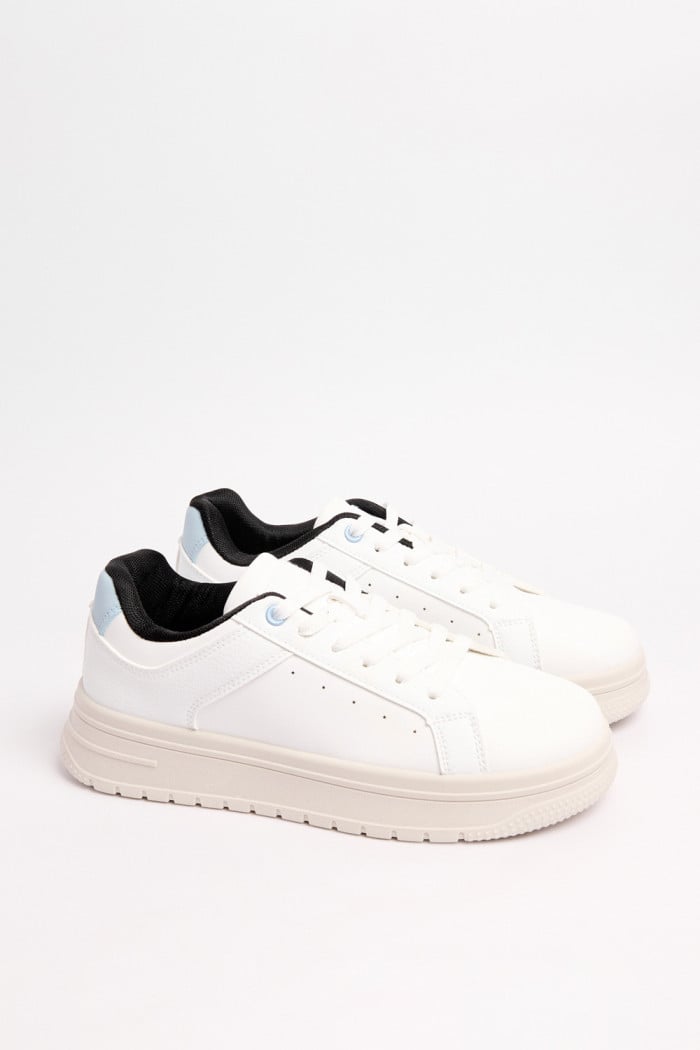 Tenis unicolores casuales con forro interno en contraste