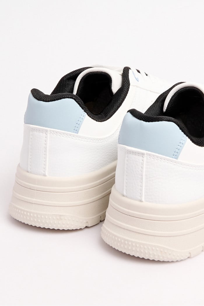 Tenis unicolores casuales con forro interno en contraste