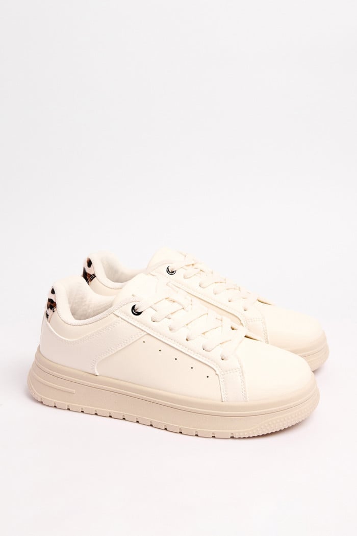 Tenis cremas casuales con diseño animal print posterior