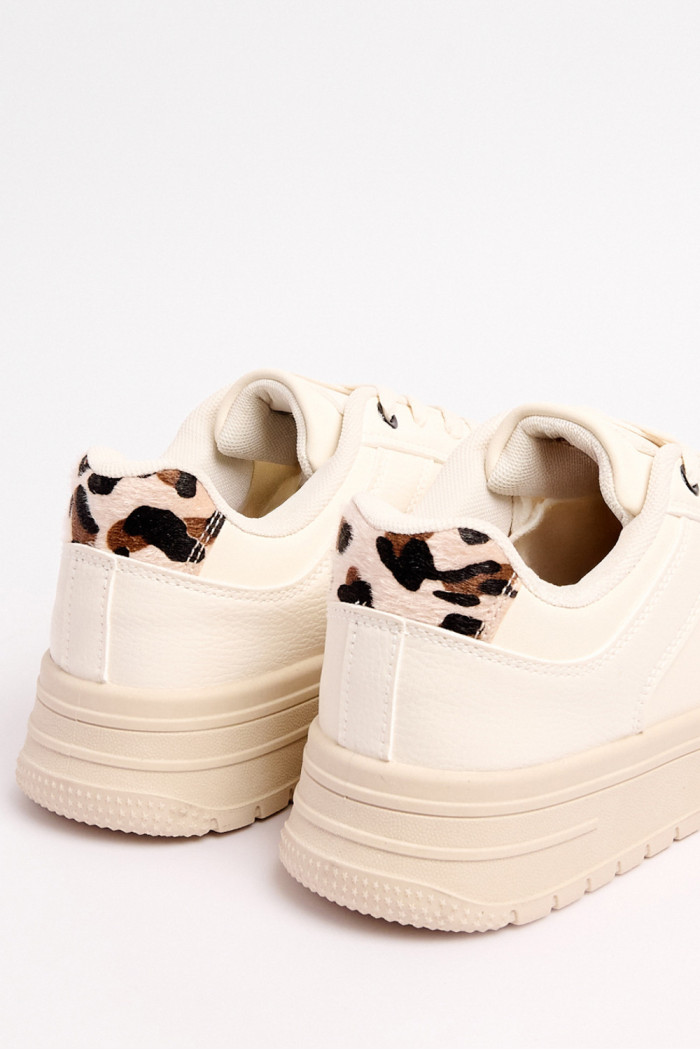 Tenis cremas casuales con diseño animal print posterior