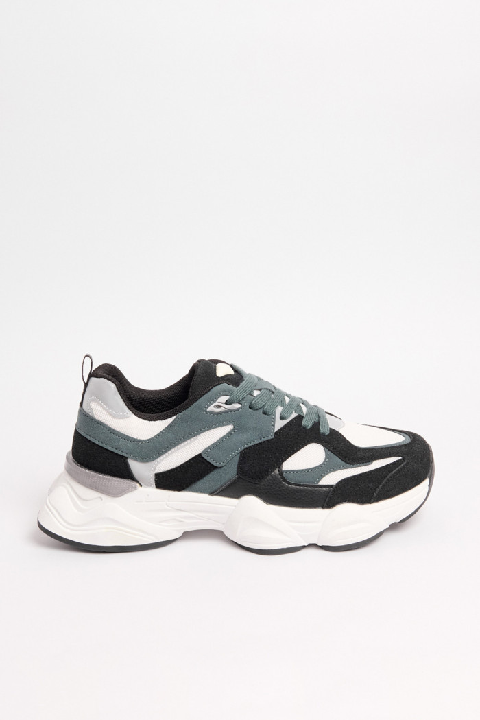 Tenis verdes oscuros de plataforma con cortes en contraste