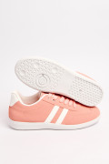 Tenis casuales naranjas con contrastes blancos