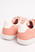 Tenis casuales naranjas con contrastes blancos