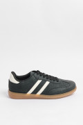 Tenis casuales negros con contrastes blancos y texturas