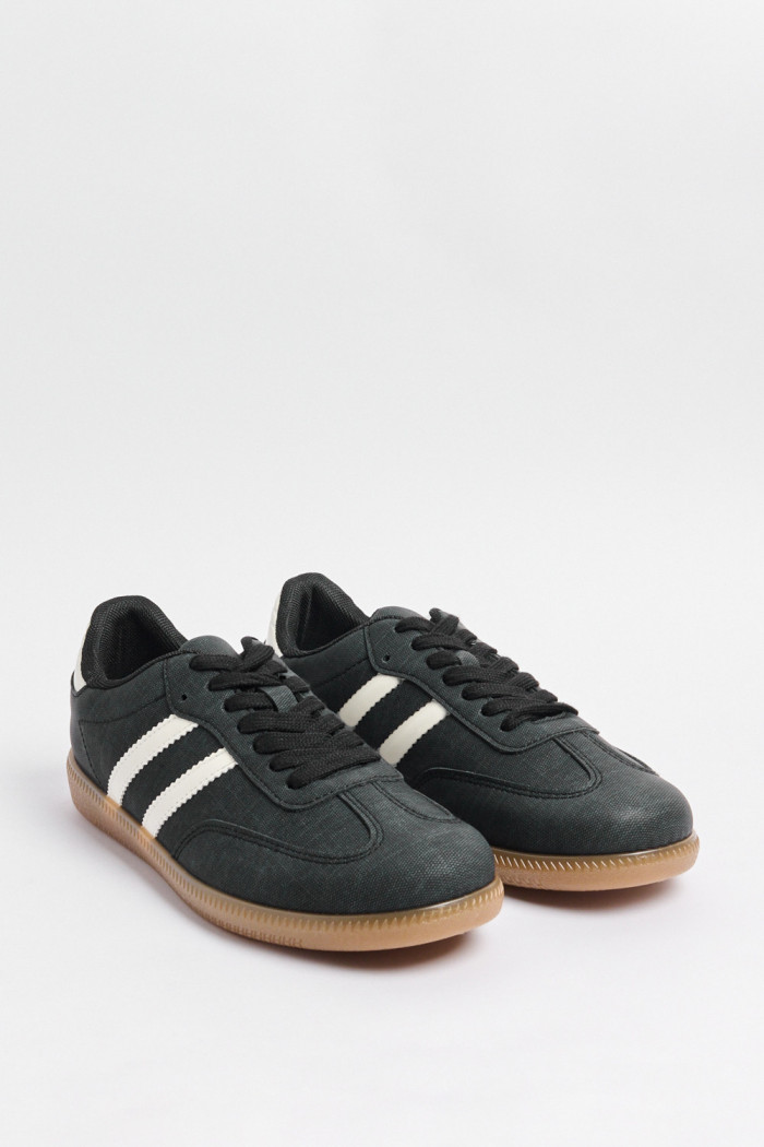 Tenis casuales negros con contrastes blancos y texturas