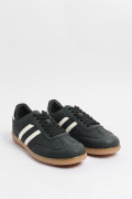 Tenis casuales negros con contrastes blancos y texturas