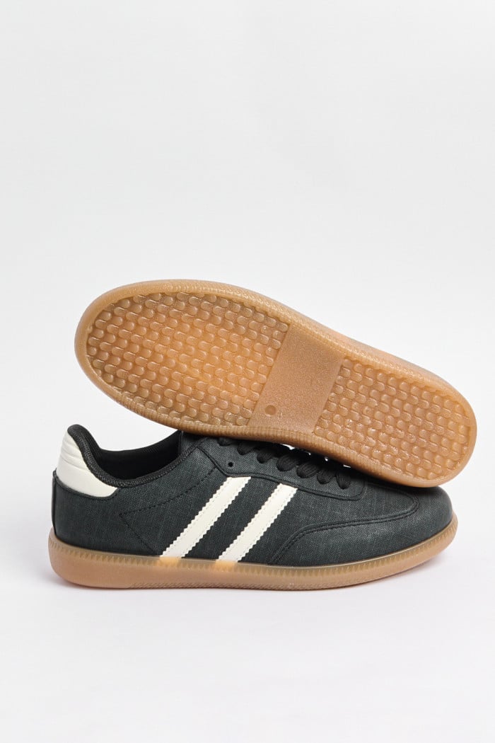 Tenis casuales negros con contrastes blancos y texturas