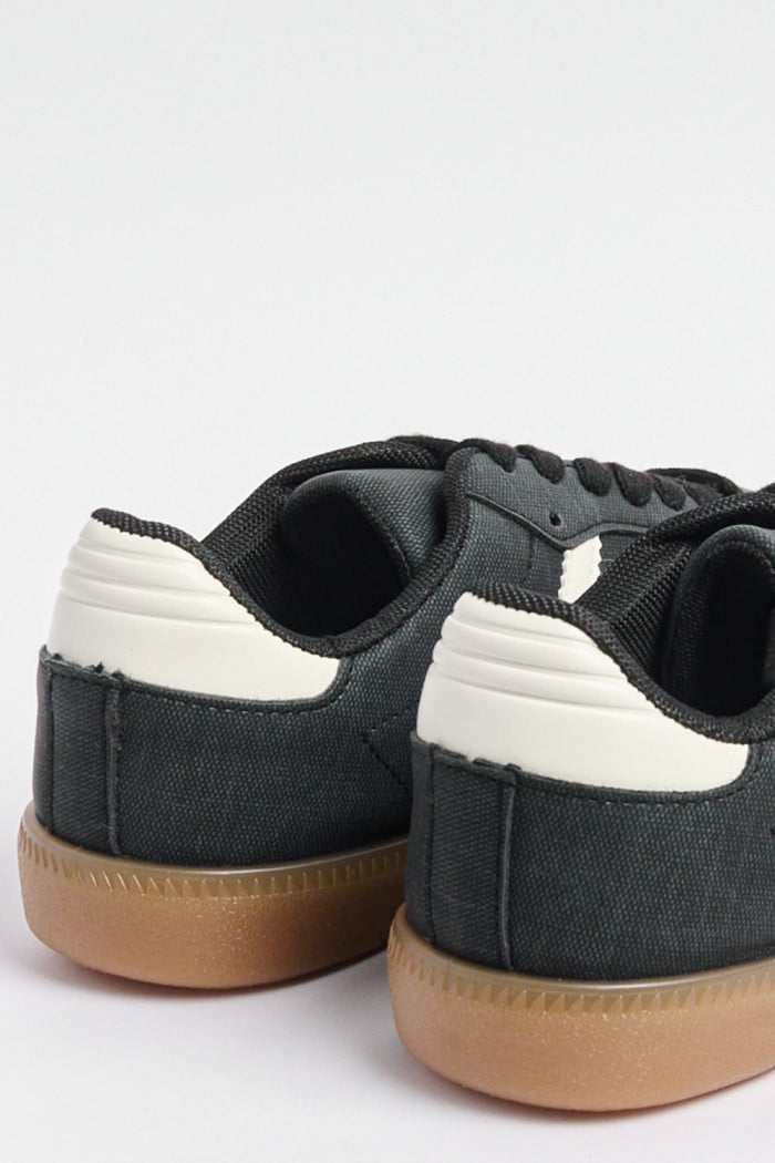 Tenis casuales negros con contrastes blancos y texturas