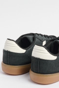 Tenis casuales negros con contrastes blancos y texturas