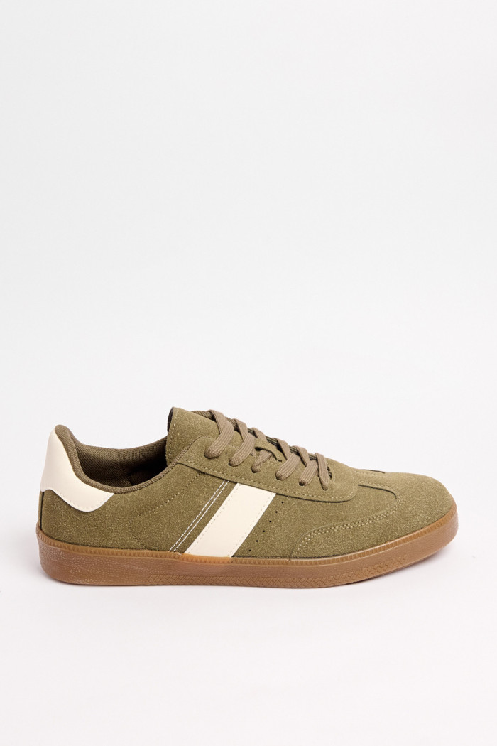 Tenis verdes oscuros casuales con contrastes y suela plana
