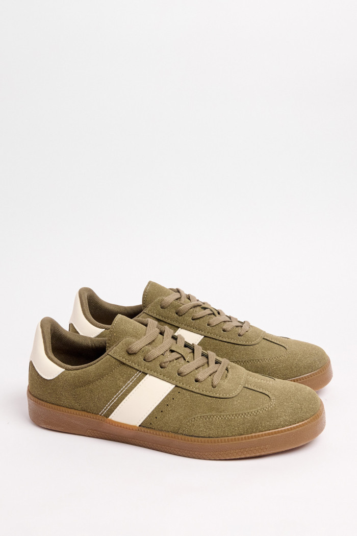 Tenis verdes oscuros casuales con contrastes y suela plana