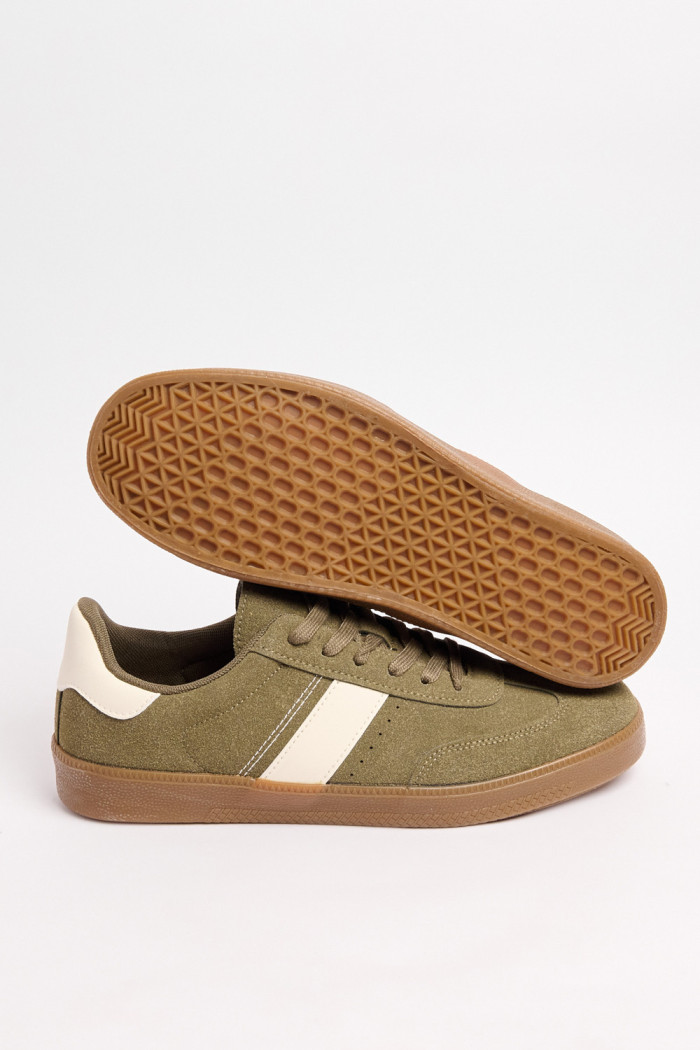 Tenis verdes oscuros casuales con contrastes y suela plana