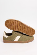 Tenis verdes oscuros casuales con contrastes y suela plana