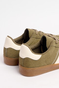 Tenis verdes oscuros casuales con contrastes y suela plana