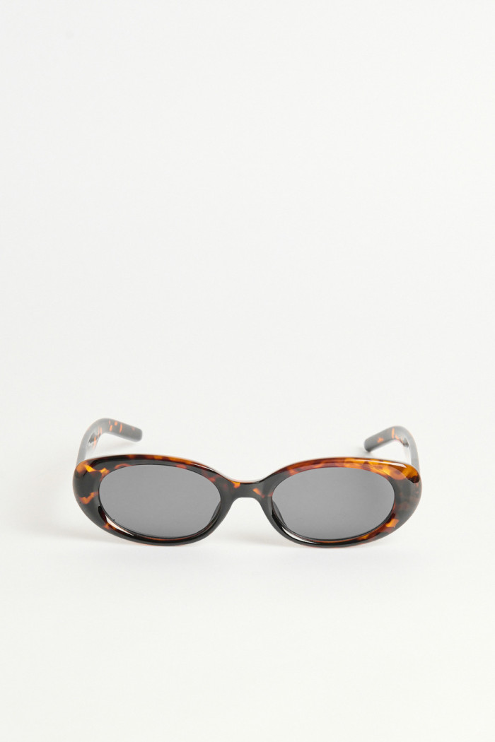Gafas unicolores de sol rectangulares con lentes oscuros