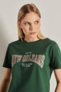 Camiseta unicolor cuello redondo y texto college