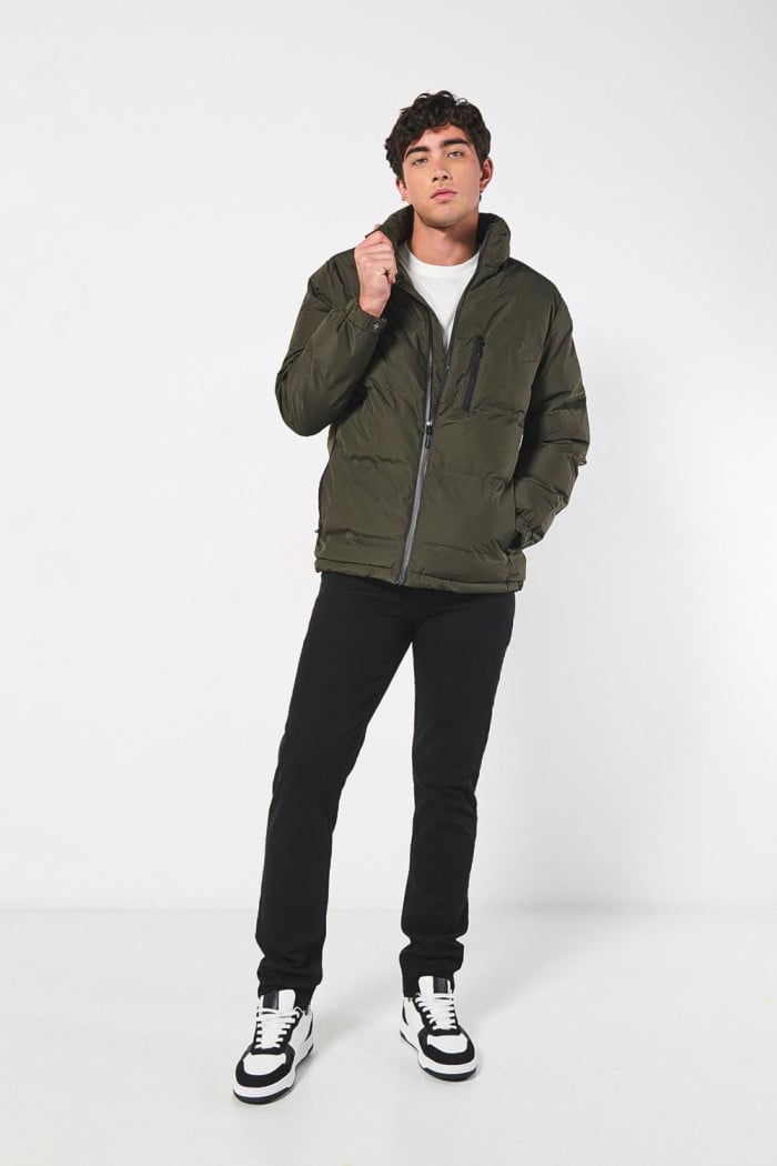 Chaqueta de textura acolchada unicolor con cuello alto