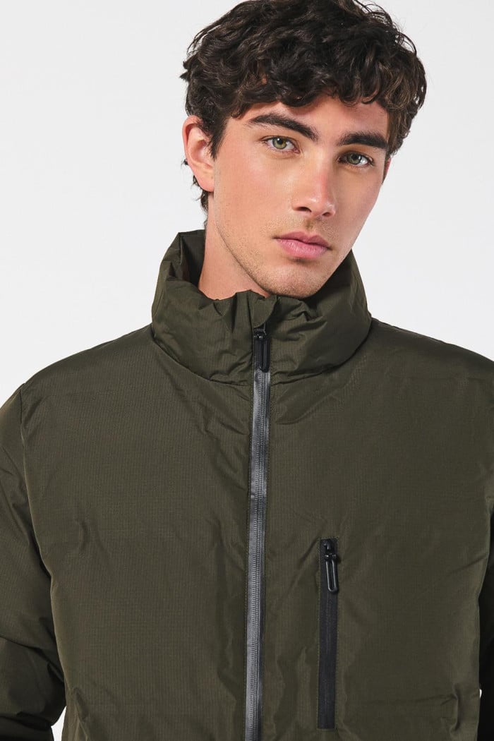 Chaqueta de textura acolchada unicolor con cuello alto