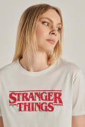 Camiseta unicolor crop top con diseño de Stranger Things