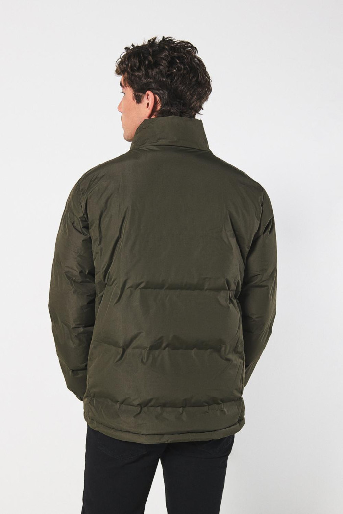 Chaqueta de textura acolchada unicolor con cuello alto